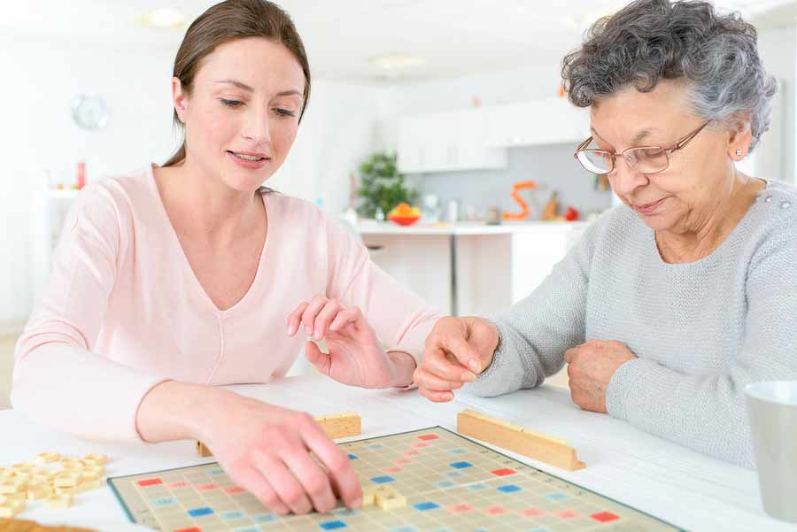 baka i negovateljica igraju drustvenu igru